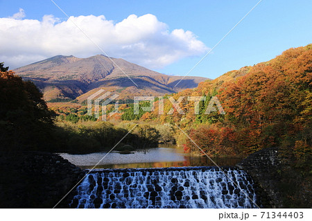 宮城県七ヶ宿町の秋 紅葉のやまびこつり橋から見た不忘山 宮城県七ヶ宿町の秋 紅葉のやまびこつり橋から見た不忘山 71344403
