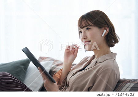 クリエーター　アパレル　ブランド　デザイナー　ファッション　フリーランス　エディター　働く女性 71344502