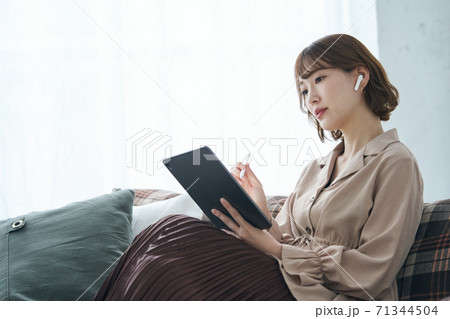 クリエーター　アパレル　ブランド　デザイナー　ファッション　フリーランス　エディター　働く女性 71344504