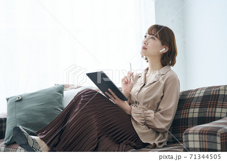 クリエーター　アパレル　ブランド　デザイナー　ファッション　フリーランス　エディター　働く女性 71344505