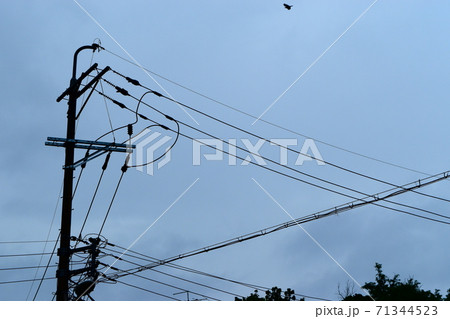 電柱 ケーブル 空 71344523