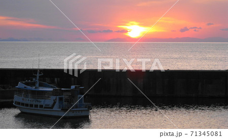 村上市桑川漁港で夕日と遊覧船 村上市桑川漁港で夕日と遊覧船 71345081