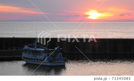 村上市桑川漁港で夕日と遊覧船 村上市桑川漁港で夕日と遊覧船 71345083