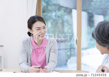 介護保険認定調査をするケアマネージャー　介護支援専門員 71345459