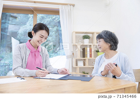 介護保険認定調査をするケアマネージャー　介護支援専門員 71345466