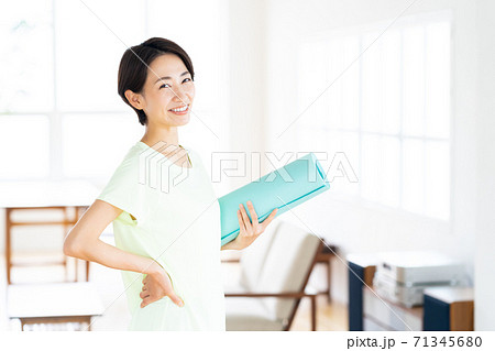 女性　フィットネス　ヨガ　リビング　ライフスタイル　カジュアル 71345680