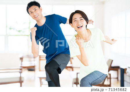 女性　フィットネス　ヨガ　リビング　ライフスタイル　カジュアル 71345682