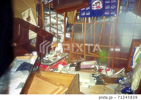 阪神淡路大震災 1995年1月17日 震災室内 阪神淡路大震災 1995年1月17日 震災室内 71345839