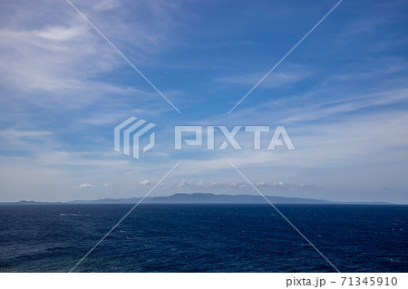 沖縄県　西表島　遠景　石垣島より 71345910