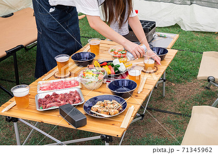 キャンプ料理 71345962