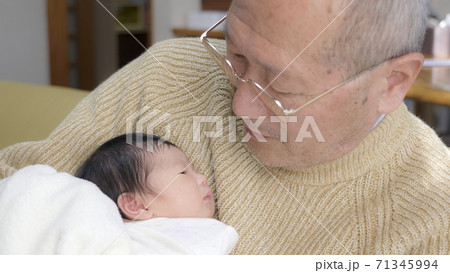 赤ちゃんと祖父 赤ちゃんと祖父 71345994