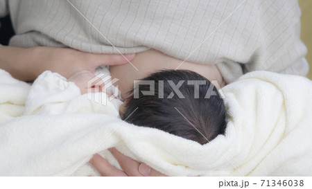 母乳を飲む赤ちゃん 71346038