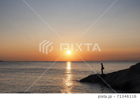 富浦海岸 富浦旧港 海と夕日 夕日の風景 釣り人 富浦海岸 富浦旧港 海と夕日 夕日の風景 釣り人 71346116