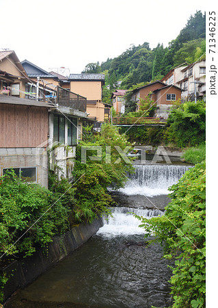 湯平温泉の花合野川と街並み 71346225