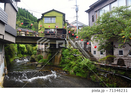 湯平温泉の花合野川と街並み 71346231