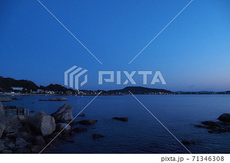 富浦海岸 富浦旧港 夕日の風景 夜の海の写真素材