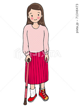 短下肢装具を付けて杖歩行する女性 71346473