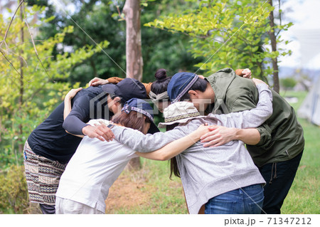 友達と円陣を組む 友達と円陣を組む 71347212