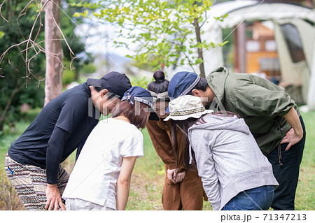 キャンプ場などのアウトドアで友達や仲間と円陣を組むアジア人の男女 71347213
