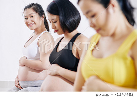 Pregnant woman at sports class 71347482