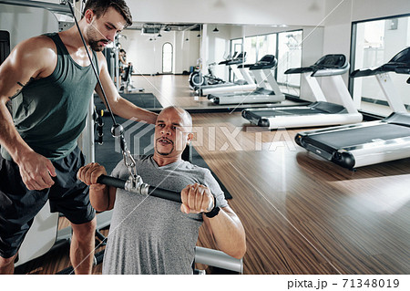 Man doing chest exercise 71348019