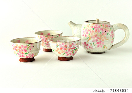 桜の絵の湯呑と急須 71348654
