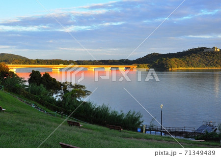 浜名湖サービスエリア（EXPASA浜名湖）ぷらっとパーク広場と浜名湖橋 71349489