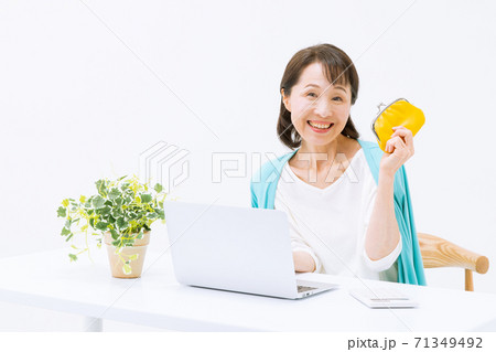笑顔の女性 ノートパソコン 財布 笑顔の女性 ノートパソコン 財布 71349492