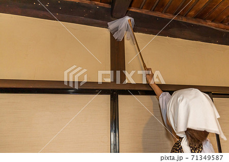 掃除風景 traditional Japanese house cleaning 掃除風景 traditional Japanese house cleaning 71349587