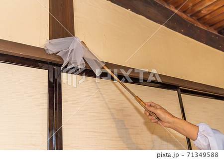 掃除風景　 traditional Japanese house cleaning 71349588