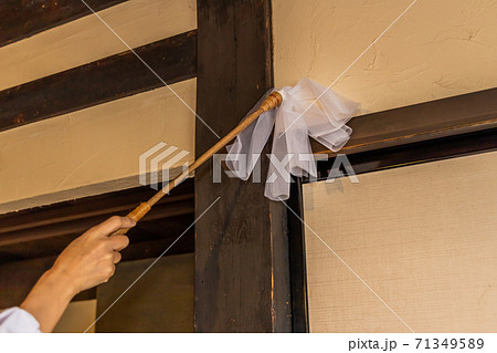 掃除風景 traditional Japanese house cleaning 掃除風景 traditional Japanese house cleaning 71349589