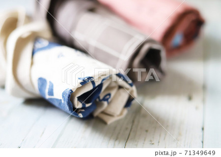 ぐるぐる丸めた買い物用マイバッグ　エコバッグ 71349649