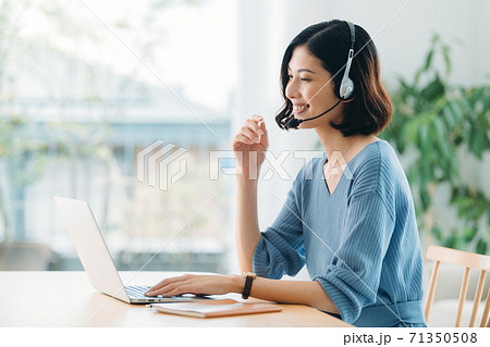 在宅ワーク　女性 71350508