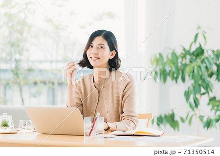 在宅ワーク　女性 71350514