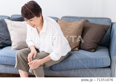 膝の痛みに悩む女性 71351076