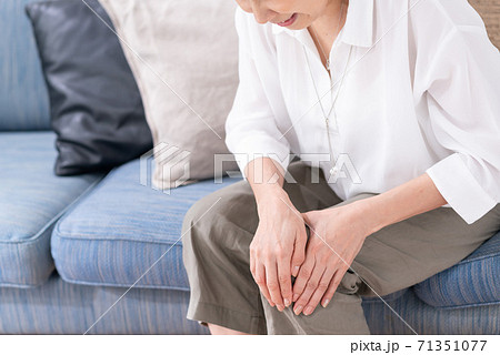 膝の痛みに悩む女性 71351077