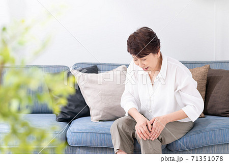 膝の痛みに悩む女性 71351078