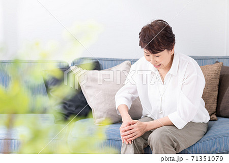 膝の痛みに悩む女性 71351079