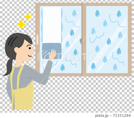結露で濡れた窓を拭くエプロンの女性 71351264