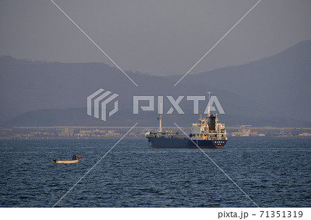北海道函館市入船漁港から函館湾に停泊している貨物船の朝の風景を撮影 71351319