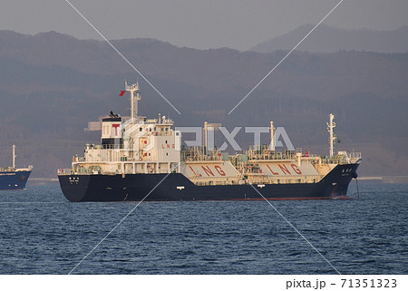 北海道函館市入船漁港から函館湾に停泊している貨物船の朝の風景を撮影 北海道函館市入船漁港から函館湾に停泊している貨物船の朝の風景を撮影 71351323