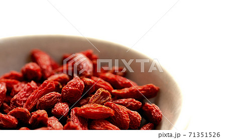 白バックと左側に白いお皿とクコの実 右側にコピースペース 白バックと左側に白いお皿とクコの実 右側にコピースペース 71351526