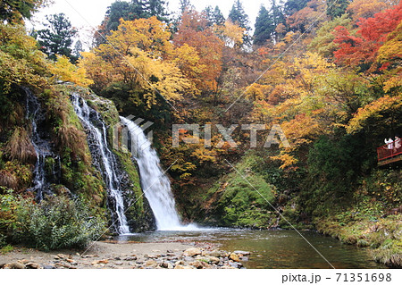 山形 銀山温泉の秋 白銀の滝 山形 銀山温泉の秋 白銀の滝 71351698