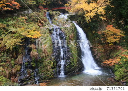 山形 銀山温泉の秋 白銀の滝 山形 銀山温泉の秋 白銀の滝 71351701