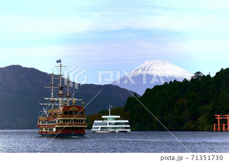 富士山と蘆ノ湖 71351730