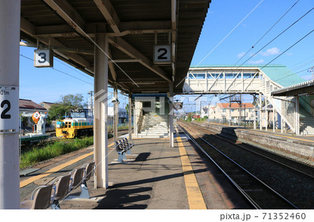 地方の鉄道駅ホーム 71352460