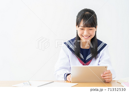 中学生　高校生　女性　勉強　受験　教育　学習 71352530