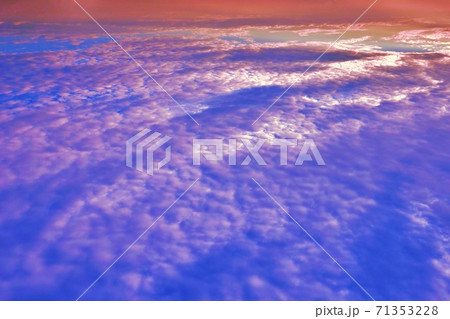 日本の美しい空 紫色の夕焼けと鱗雲の写真素材