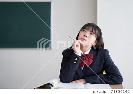 教室で考える日本人女子中学生 教室で考える日本人女子中学生 71354146