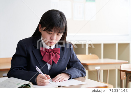 教室で真顔で勉強する日本人女子中学生 教室で真顔で勉強する日本人女子中学生 71354148